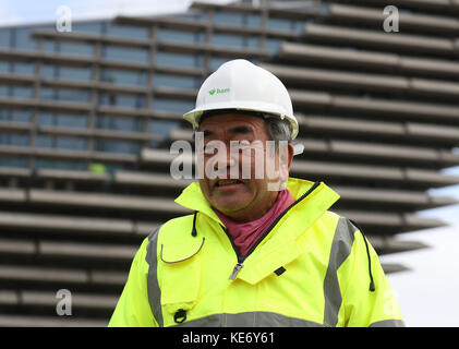 Der japanische Architekt Kengo Kuma blickt auf den Fluss vor dem V&A Museum of Design in Dundee, das in den Fluss Tay hineinragt. Stockfoto