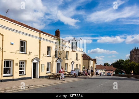 Das Swan Hotel, Watling Street, Thaxted, mit Besuchern außerhalb Trinken an Tabellen und Morris Dancers sammeln Getränke, Essex, Großbritannien Stockfoto