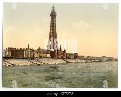 Das Bild zeigt die Promenade und den Turm vom North Pier in Blackpool, England, und hebt die berühmten Wahrzeichen entlang der Küste hervor. Stockfoto