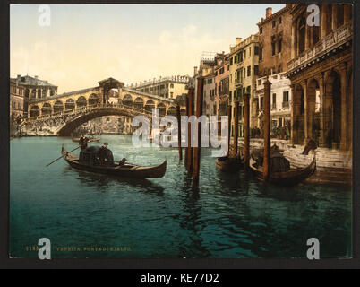 Die Rialtobrücke in Venedig, Italien, ist eines der berühmtesten Wahrzeichen der Stadt und stammt aus dem späten 16. Jahrhundert. Diese historische Brücke überspannt den Canal Grande und ist für ihre architektonische Bedeutung bekannt. Stockfoto