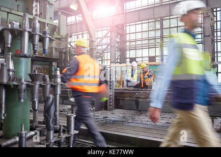 Arbeiter gehen und treffen sich in der Fabrik Stockfoto