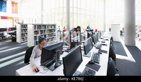 Studenten arbeiten an Computern im Labor Stockfoto