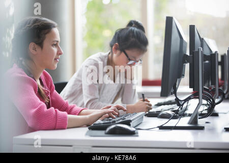 Mädchen Studenten studieren an Computern in der Bibliothek Stockfoto