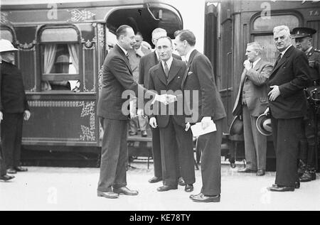 9671 Herzog von Gloucester Händeschütteln mit nicht identifizierten VIPs in Lithgow Stockfoto