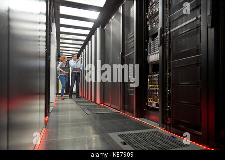 IT-Techniker sprechen an der Zentrale im Serverraum Stockfoto