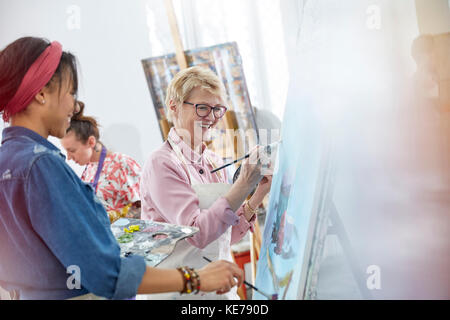 Weibliche Künstler Malerei in Art Class Studio Stockfoto