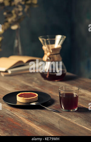 Den Kuchen auf hölzernen Tisch Stockfoto