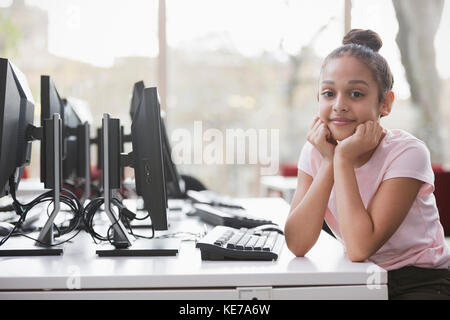 Portrait zuversichtlich Mädchen Student Recherche am Computer in der Bibliothek Stockfoto