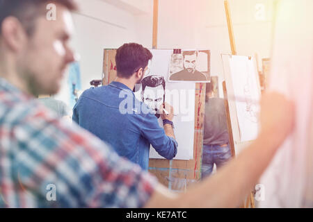 Männliche Künstler Skizzieren in Kunst Klasse studio Stockfoto