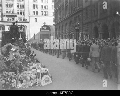 Der Marsch am Cenotaph von 9074 zeigt eine feierliche Prozession, die den im Militärdienst verstorbenen Tribut zollt. Das Cenotaph in London dient als Gedenkstätte für gefallene Soldaten und spiegelt nationales Gedenken und Respekt wider. Stockfoto