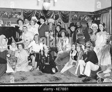 11126 Frau Tomalins Abschiedsfeier kostümierte Gruppe Stockfoto