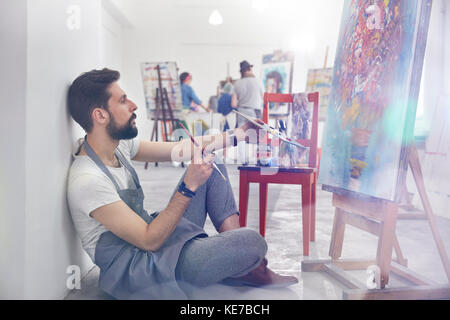 Male Maler Malerei, Prüfung Malerei in Art Class Studio Stockfoto