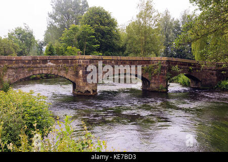 Das 17. Jahrhundert Packesel Brücke über den Fluss Wye am Stadtrand von Bakewell Stockfoto