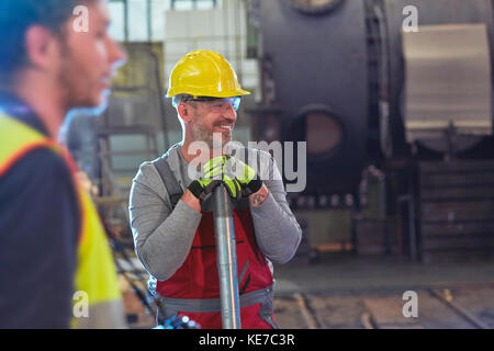 Lächelnder männlicher Ingenieur in der Fabrik Stockfoto