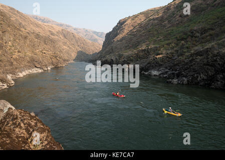 Paddeln aufblasbare Kajaks hinunter in die Schlucht des unteren Salmon River in Idaho. Stockfoto