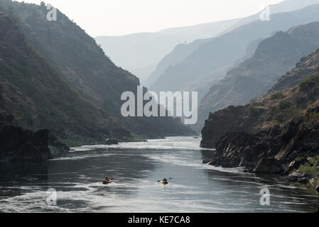 Paddeln aufblasbare Kajaks hinunter in die Schlucht des unteren Salmon River in Idaho. Stockfoto