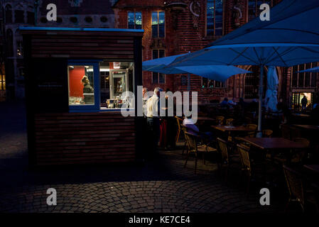 Beleuchtetes Café am späten Abend auf dem Altstädter Platz, Bremen Deutschland Stockfoto