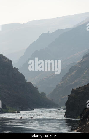 Paddeln aufblasbare Kajaks hinunter in die Schlucht des unteren Salmon River in Idaho. Stockfoto