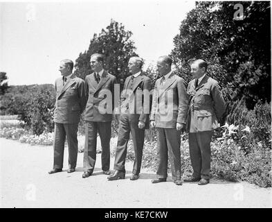 7355 Scott Campbell und Schwarz bei der Regierung von Gouverneur Sir Philip Spiel und seine Aidedecamp Gruppe Kapitän Gifford RAF Stockfoto