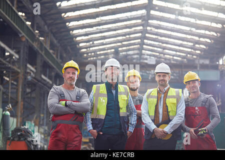 Portrait selbstbewusste Ingenieure und Arbeiter in der Fabrik Stockfoto