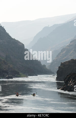 Paddeln aufblasbare Kajaks hinunter in die Schlucht des unteren Salmon River in Idaho. Stockfoto