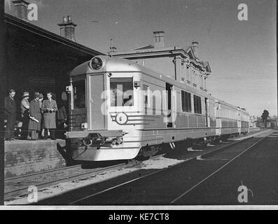 Der Silver City Comet Diesel fährt während einer Probefahrt nach Moss Vale und zeigt sein Design und seine Leistung. Bei dieser Probefahrt werden die Fähigkeiten des Zuges im Umgang mit regionalen Strecken und seine moderne Dieselmotortechnologie hervorgehoben. Stockfoto