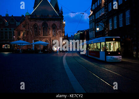 Straßenbahn am Abend in der Bremer Altstadt Deutschland Stockfoto