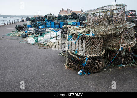 Krabben und Hummer Töpfe gestapelt auf Mudeford Quay Dorset Stockfoto