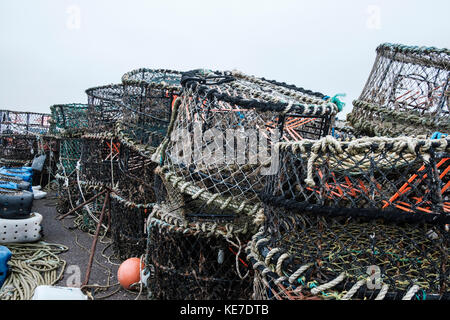 Krabben und Hummer Töpfe gestapelt auf Mudeford Quay Dorset Stockfoto