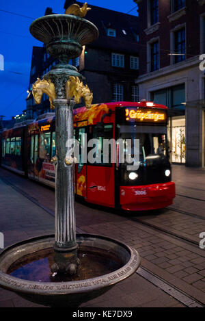 Straßenbahn am Abend in der Bremer Altstadt Deutschland Stockfoto