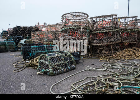 Krabben und Hummer Töpfe gestapelt auf Mudeford Quay Dorset Stockfoto