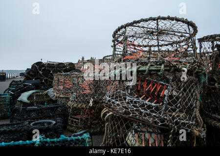 Krabben und Hummer Töpfe gestapelt auf Mudeford Quay Dorset Stockfoto