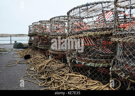 Krabben und Hummer Töpfe gestapelt auf Mudeford Quay Dorset Stockfoto