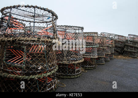 Krabben und Hummer Töpfe gestapelt auf Mudeford Quay Dorset Stockfoto