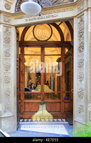 Eingang Eingang zur Alten Apotheke von Santa Maria Novella, Officina Profumo Farmaceutica di Santa Maria Novella, Florenz, Toskana, Italien, Europa. Stockfoto