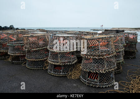 Krabben und Hummer Töpfe gestapelt auf Mudeford Quay Dorset Stockfoto