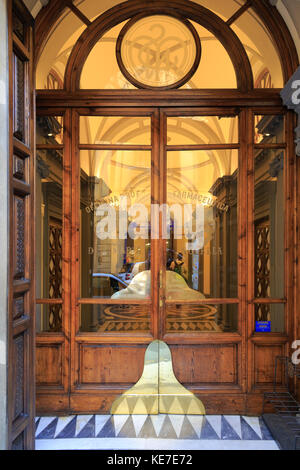 Eingang Eingang zur Alten Apotheke von Santa Maria Novella, Officina Profumo Farmaceutica di Santa Maria Novella, Florenz, Toskana, Italien, Europa. Stockfoto