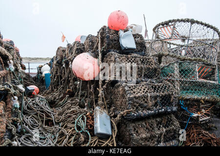 Krabben und Hummer Töpfe gestapelt auf Mudeford Quay Dorset Stockfoto