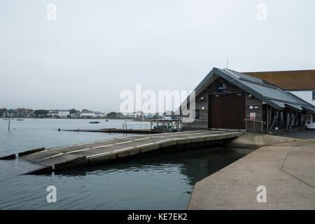 RNLI-Station auf Mudeford Quay Dorset. Stockfoto