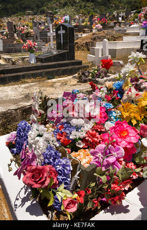 Die Seychellen, Mahe, Victoria, Mont Fleuri Friedhof, farbenfrohe künstliche Blumen auf dem Grab Stockfoto