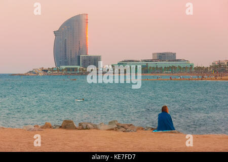 Barceloneta Strand bei Sonnenuntergang in Barcelona, Spanien Stockfoto