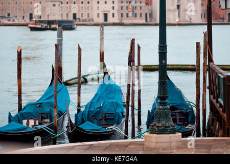 Venedig, Italien. Gondeln und schöne Laterne im Vordergrund. Stockfoto