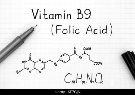 Die chemische Formel von Vitamin B9 (Folsäure) mit schwarzem Stift. close-up. Stockfoto