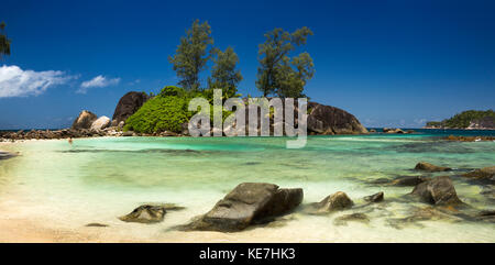 Die Seychellen, Mahe, Port Glaud, Strand, Frau Schnorchler allein im türkisblauen Meer, Panoramablick Stockfoto