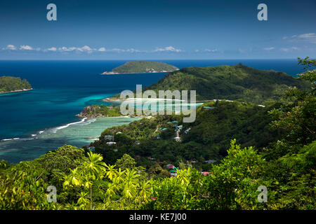 Die Seychellen, Mahe, Port Glaud, erhöhte Aussicht auf South Coast Stockfoto