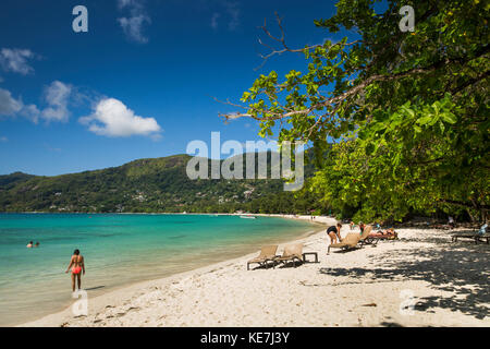 Die Seychellen, Mahe, Beau Vallon, Touristen am Strand außerhalb H Resort Stockfoto