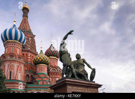 Denkmal für Minin und Pozharsky, eine Bronzestatue auf dem Roten Platz vor der Basilius-kathedrale, Moskau, Russland. Stockfoto