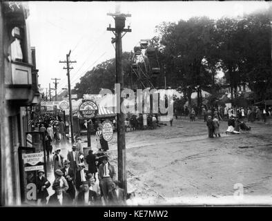 Eine Straßenszene von der Oxford Street Fair im Jahr 1913, die ein lebhaftes öffentliches Ereignis im London des frühen 20. Jahrhunderts darstellt. Stockfoto