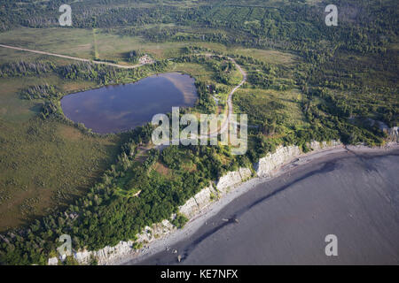 Luftaufnahme von Stein Schritt See, Strand und die Kachemak Bucht; Homer, Alaska, Vereinigte Staaten von Amerika Stockfoto