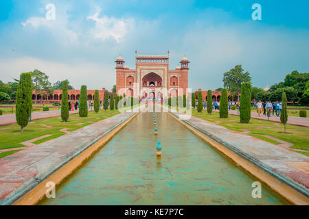 Agra, Indien - 20. September 2017: Nicht identifizierte Menschen gehen im Garten in der Nähe des Taj mahal am Eingang des Großen Tores in Darwaza-i rauza, mit einem künstlichen Teich in der Mitte, Haupteingang zum Grab, UNESCO-Weltkulturerbe, Agra, Uttar Pradesh, Indien Stockfoto